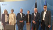 Konstruktiver Austausch in Berlin: (v.l.) Ellen Sunder und Nicole Lichtschlag vom BMLEH, Christian Uffen, Vorsitzender des Bundesausschusses Obst und Gemüse (BOG), GLFA Hauptgeschäftsführerin Nicole Spieß, Bundeslandwirtschaftsminister Alois Rainer und Claus Schliecker, Vorsitzender der Bundesfachgruppe Obstbau. Foto: Bundesfachgruppe Obstbau.