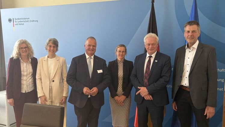 Konstruktiver Austausch in Berlin: (v.l.) Ellen Sunder und Nicole Lichtschlag vom BMLEH, Christian Uffen, Vorsitzender des Bundesausschusses Obst und Gemüse (BOG), GLFA Hauptgeschäftsführerin Nicole Spieß, Bundeslandwirtschaftsminister Alois Rainer und Claus Schliecker, Vorsitzender der Bundesfachgruppe Obstbau. Foto: Bundesfachgruppe Obstbau.