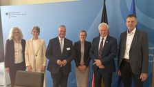 Konstruktiver Austausch in Berlin: (v.l.) Ellen Sunder und Nicole Lichtschlag vom BMLEH, Christian Uffen, Vorsitzender des Bundesausschusses Obst und Gemüse (BOG), GLFA Hauptgeschäftsführerin Nicole Spieß, Bundeslandwirtschaftsminister Alois Rainer und Claus Schliecker, Vorsitzender der Bundesfachgruppe Obstbau. Foto: Bundesfachgruppe Obstbau.