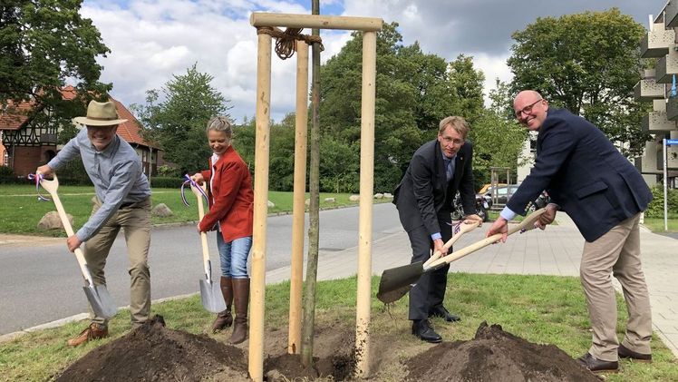 Start für die Kampagne #Einheitsbuddeln 2020 in Kiel durch Ministerpräsident Daniel Günther, und Vertreter der Grünen Verbände*, Francesca Tischler(2.v.l.), Axel Huckfeldt (li.) und Mirko Martensen (re.). Bild: BdB SH.