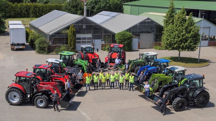 Schleppertest 2022: Zehn Traktoren der 100-PS-Klasse, alle mit Frontlader ausgerüstet, haben die Fachleute der Landwirtschaftskammer Niedersachsen unter Praxisbedingungen getestet. Bild: K. Finn.
