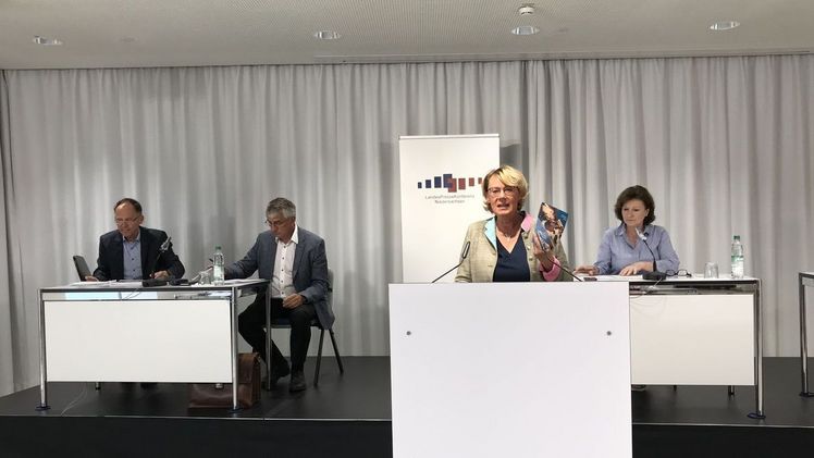 Ministerin Barbara Otte-Kinast (vorne) stellt den aktuellen Verbraucherschutzbericht in der Landespressekonferenz vor. Auf die Ergebnisse gehen außerdem (von links) Prof. Eberhard Haunhorst und Prof. Hubert Meyer ein. Bild: ML.