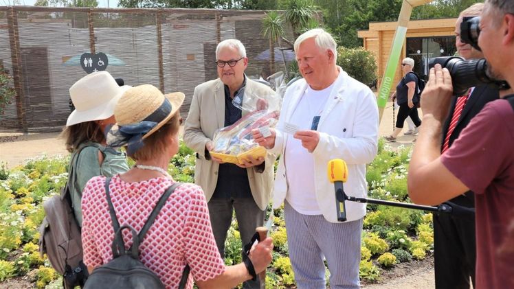 Bernhard Knuth und Joachim Muus überreichen Gutscheine für den Aufenthalt und den Präsentkorb vom LAGA-Caterer Spargelhof Klaistow. Bild: LAGA Beelitz.