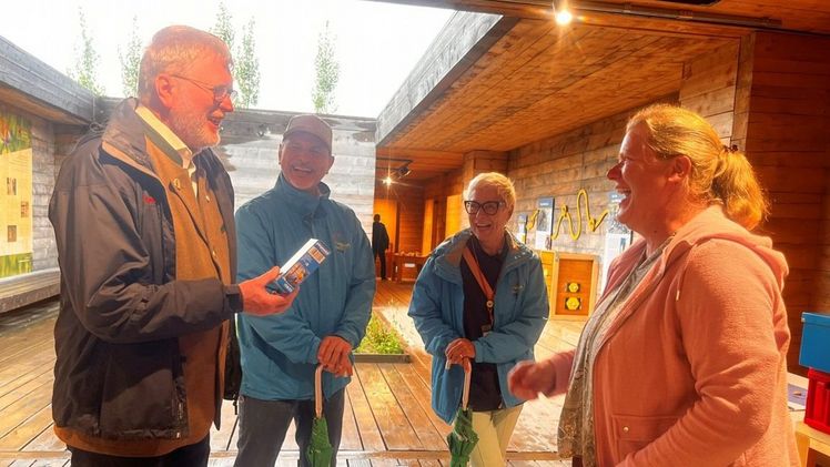 Im Pavillon des Umweltministeriums freute sich Regina Neumann (rechts) vom Landesamt für Umwelt über die unerwartete Begegnung mit dem früheren Chef. Bild: Heidi Wolf, LGS 2025.