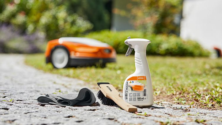 Die STIHL Care & Clean Kits enthalten alles, was eine effiziente Reinigung und Pflege von Geräten wie beispielsweise von Mährobotern oder Rasenmähern ermöglicht. Bild: STIHL.