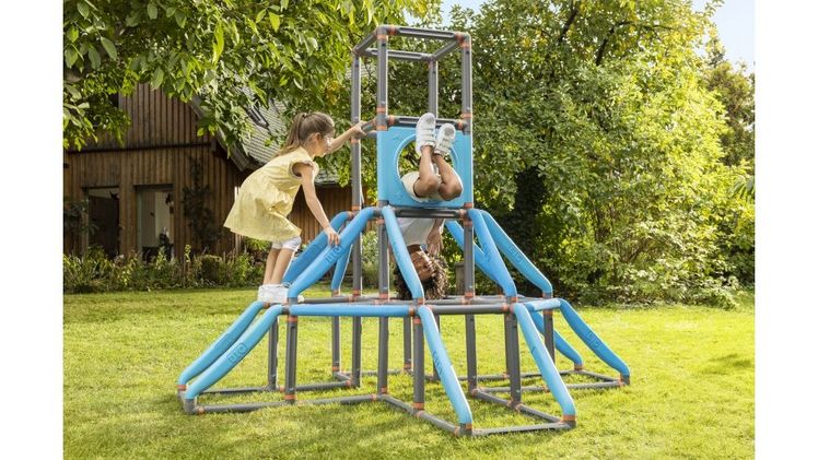 Die Spielwarenpalette der BIG-Spielwarenfabrik reicht von Kinder-traktoren, Spielsets, Wasserbahnen und Sandspielzeug bis hin zu Rutscherfahrzeugen wie dem bekannten BIG Bobby Car. Bild: BIG.