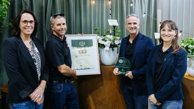 Chris Sargent und Bonnie-Marie Barnsley bei der Übergabe der Auszeichnung des australischen Gärtnereiverands (Nursery and Garden Industry Victoria – NGIV). Bild: Cultivaris GmbH.