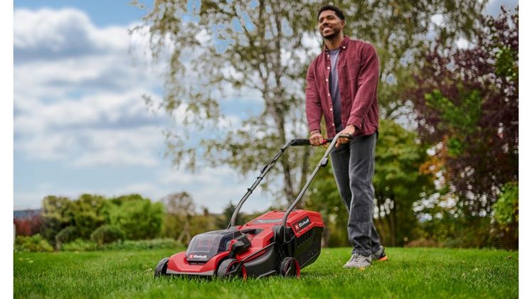 Der neue Einhell Akku-Rasenmäher GE-CM 18/32 C Li BL. Bild: Einhell.