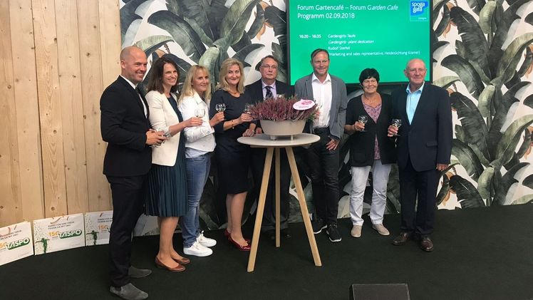 Pflanzentaufe auf der spoga+gafa. Bild: Teresita Sterkel / Heidezüchtung Kramer.