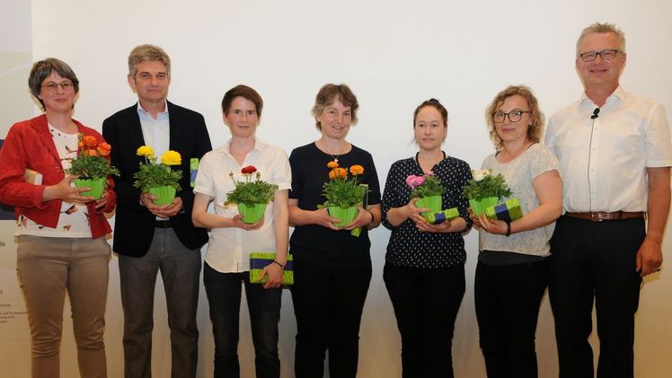 Prof. Dr. Bernd Lehmann, Dekan der Fakultät Agrarwissenschaften und Landschaftsarchitektur der Hochschule Osnabrück, (r.) freut sich über die tatkräftige Unterstützung der neuen Lehrenden. Bild: Hochschule Osnabrück. 