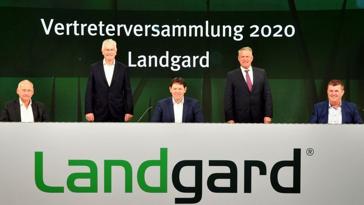 Die drei Vorstände der Landgard eG Dirk Bader, Karl Voges und Carsten Bönig sowie Willi Andree (stellvertretender Aufsichtsratsvorsitzender der Landgard eG) und Bert Schmitz (Aufsichtsratsvorsitzender der Landgard eG). Bild: Landgard.