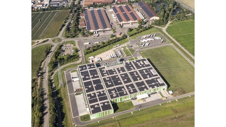 Damit "Erntefrisch aus der Pfalz" noch schneller und nachhaltiger bei Kunden und Partnern im Lebensmitteleinzelhandel (LEH) ankommt, arbeitet bei Pfalzmarkt eG seit Anfang 2022 die ultra-moderne Drehscheibe für frisches Obst und Gemüse in Mutterstadt! Bild: Pfalzmarkt eG.