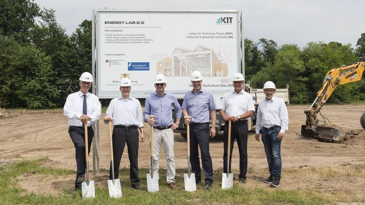 Mit dem Spatenstich beginnt die Bauphase der neuen Halle des Energie Lab 2.0 auf dem Campus Nord des KIT. Bild: L. Albrecht/KIT.