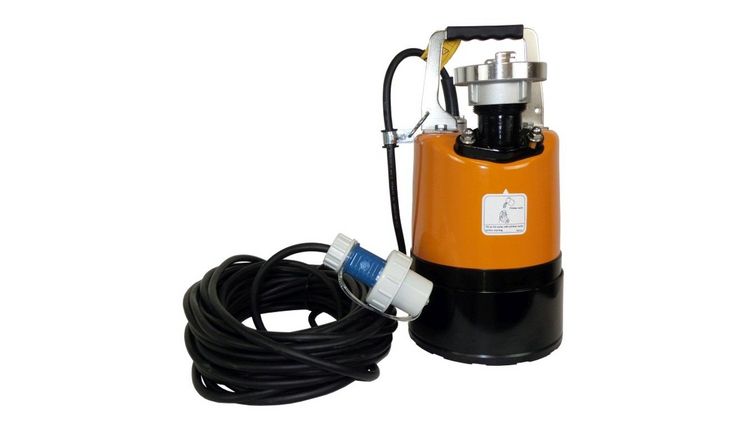 Die flachsaugende Schmutzwasserpumpe LSC von Tsurumi nimmt Wasser bis auf 1 mm Restpegel auf. Die neue Version 2.75S leistet mehr als ihr Vorgänger trotz nahezu identischer Größe. Bild: Tsurumi.