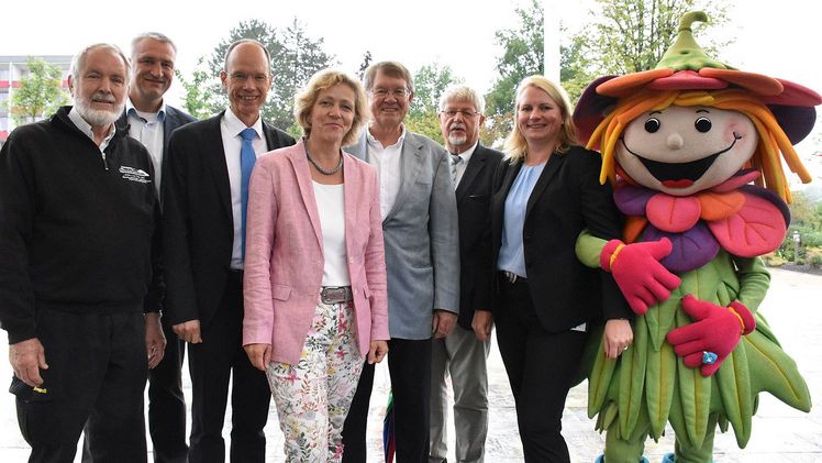 vlnr.: Henning Sannemann, Rainer Oesting, Michael Lübbersmann, Annette Niermann, Franz-Josef Hillebrandt, Ernst Schwanhold, Ursula Stecker und Maskottchen RosaLotta 2. vlnr.: Marcel Völz (Barre Brauerei), Henning Sannemann, Rainer Oesting, Michael Lübbersmann, Annette Niermann, Franz-Josef Hillebrandt, Ernst Schwanhold, Ursula Stecker und RosaLotta. Bild: Imma Schmidt/LaGa Bad Iburg 2018 gGmbH.