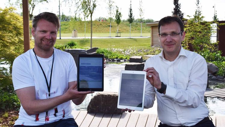 Andreas Iland, Prokurist der Landesgartenschau Kamp-Lintfort 2020 (links) und Mark Hakim, Geschäftsführer Qosmotec, präsentieren im Garten „Oase der Ruhe“ die Landesgartenschau-App. Bild:  Nina Meise, Landesgartenschau Kamp-Lintfort 2020 GmbH.  Andreas Iland, Prokurist der Landesgartenschau Kamp-Lintfort 2020 (links) und Mark Hakim, Geschäftsführer Qosmotec, präsentieren im Garten „Oase der Ruhe“ die Landesgartenschau-App. Bild:  Nina Meise, Landesgartenschau Kamp-Lintfort 2020 GmbH.