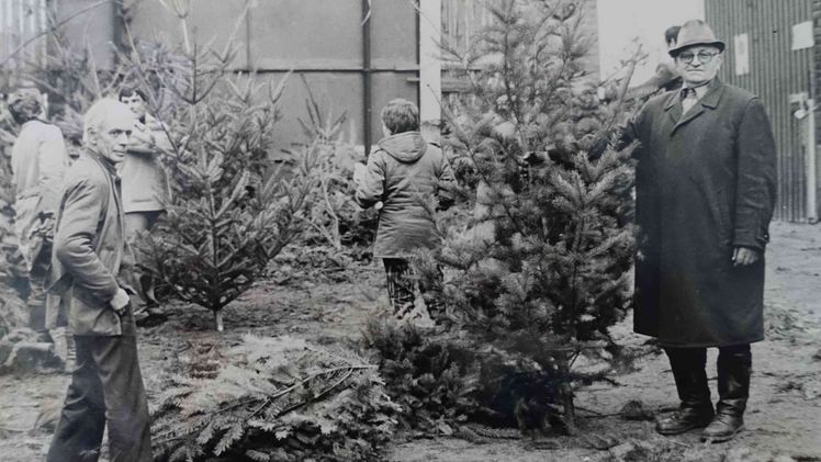 Betriebsgründer Peter Thielen (rechts) 1977 an seinem Verkaufsstand in Leverkusen. Bild: Michael Fillies/IGW.