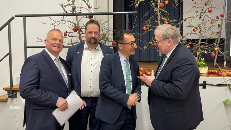 Landvolkpräsident Dr. Holger Hennies nutzte während der Obstbautage in Jork die Gelegenheit, erneut die fünf Forderungen des Landvolks zu unterstreichen (v.l.n.r. Claus Schliecker, Dr. Holger Hennies, Cem Özdemir, Jens Stechmann) Foto: Landvolk.
