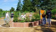Bei der Eröffnung der neuen Demonstrationsanlage informierten sich Gäste über die verschiedenen Möglichkeiten der Dach- und Fassadenbegrünung sowie deren Beitrag zur Klimaanpassung. Bild: © Arboretum Ellerhoop.