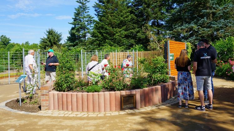 Bei der Eröffnung der neuen Demonstrationsanlage informierten sich Gäste über die verschiedenen Möglichkeiten der Dach- und Fassadenbegrünung sowie deren Beitrag zur Klimaanpassung. Bild: © Arboretum Ellerhoop.
