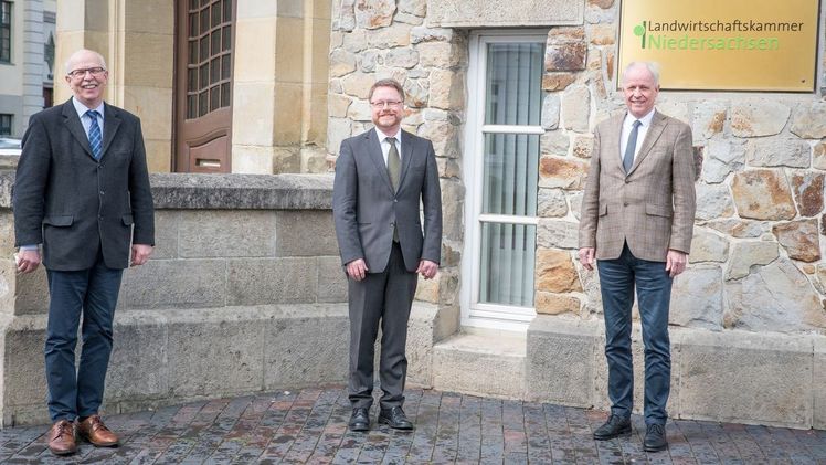 Von links: Kammerpräsident Gerhard Schwetje, Dr. Bernd von Garmissen und der amtierende Kammerdirektor Hans-Joachim Harms, der zum Jahresende in den Ruhestand geht. Bild: Ehrecke/ Landwirtschaftskammer Niedersachsen.