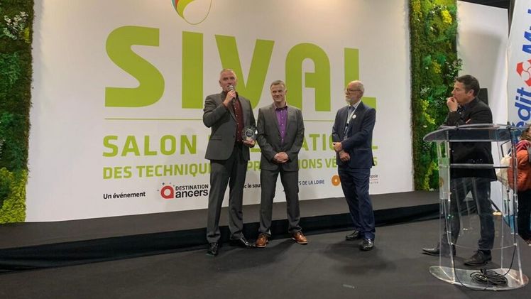 Vlnr: Otto Post (Export Area Manager bei Hoogendoorn) & Patrice Borali (von Squiban: Hoogendoorn-Partner in Frankreich), Christophe Berthon (Direktor Sival). Bild: Hoogendoorn.