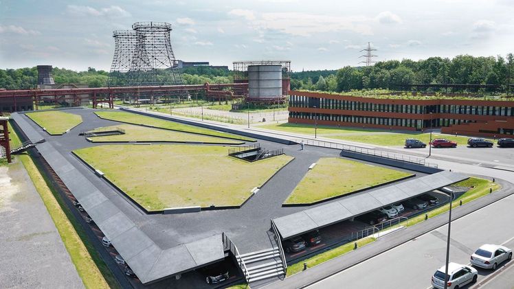 Zwischen großflächigen Hochbeeten der Firma Richard Brinkentstanden polygonale Wegestrukturen. DieAnlage ist über Treppenaufgänge und eine Rampe erreichbar. Foto: Richard Brink GmbH & Co. KG.