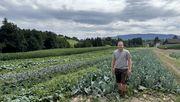 Michael Haab draussen auf dem Feld des Familienbetriebs. Bild: Renate Hodel, lid.