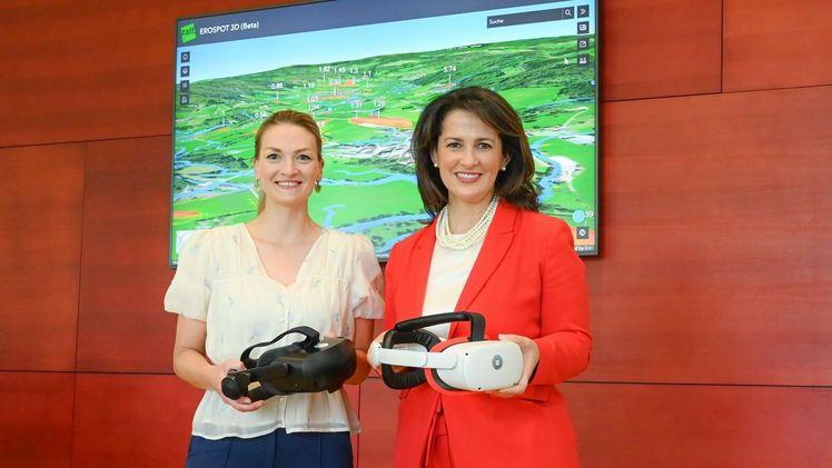 Ministerinnen Michaela Kaniber (r.) und Judith Gerlach bei der Vorstellung des Extended Reality Projekts. Bild: © StMELF/Pia Regnet.
