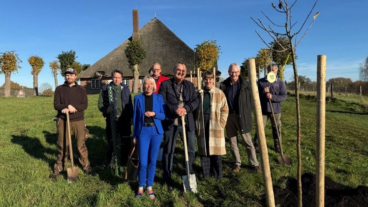 15 Apfelbäume in alten Sorten spendete der Baumschulverband BdB Schleswig-Holstein zum Jubiläum – Verbandsgeschäftsführer Dr. Frank Schoppa (Mitte) eingerahmt von Dr. Kerstin Poehls (re.), Direktorin des Freilichtmuseum Molfsee, Dr. Imke Lüders (li.), Geschäftsführerin Schleswig-Holsteinisches Freilichtmuseum e. V. Bild: Frank Zarp, Pressesprecher Landesmuseen SH für BdB SH.