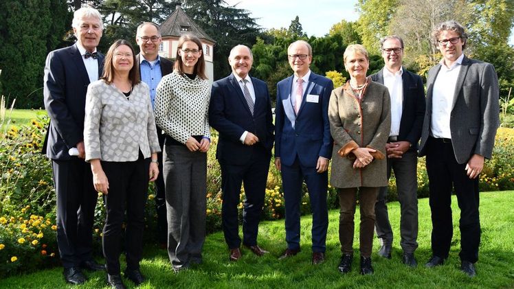 vlnr. DGG-Präsident Prof. Dr. Klaus Neumann, Umweltministerin Ulrike Höfken RLP, Gartendirektor Markus Zeiler, Insel Mainau Bettina Gräfin Bernadotte, Insel Mainau, österreichischer Nationalratspräsident Wolfgang Sobotka, Landtagspräsident NRW André Kuper, Staatssekretärin Friedlinde Gurr-Hirsch MdL (Ministerium für Ländlichen Raum Baden-Württemberg), Daniel Brogle, Leiter der Gärtnerei von Schloss & Park Arenenberg, Philipp Haug, Insel Mainau. Bild: Insel Mainau/Tobias Mayer.