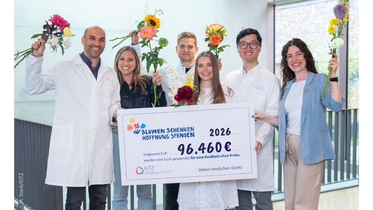 Freuen sich über das herausragende Kampagnenergebnis: Das Forschungsteam um Projektleiter Maximilian Deng (2. v. r.), Semi Harrabi (1. v. l.), Fabian Allmendinger (4. v. r.), Inga Jessen (3. v. r.) gemeinsam mit der Kampagnenkoordinatorin Frederike Scheurer (1. v. r.) und der Koordinatorin von EU CAN KIDS Johanna Oberhollenzer (2. v. l.). Bild: © M. Stark/KiTZ.