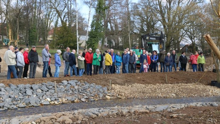 Blick auf den renaturierten Teil des Mühlbachs. Die Besucher und Besucherinnen sind sichtlich beeindruckt. Foto: LGS/Lenz.
