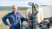 Urs Amacher verwendet bei der ARA von Ecorobotix einen deutlich kleineren Spritztank als bei üblicher Spritztechnologie. Bild: David Eppenberger.