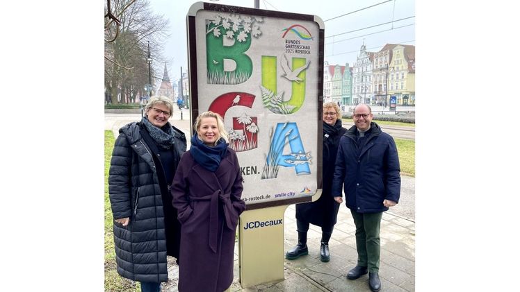 Freuen sich über den guten Start: Renate Behrmann (Ausstellungsbevollmächtigte der Deutschen Bundesgartenschau-Gesellschaft mbH), Anne-Kristin Weise (Social Media und Online-Marketing BUGA Rostock 2025), Josefin Rickert (Veranstaltungsmanagement BUGA Rostock 2025) sowie Oliver Fudickar, Geschäftsführer BUGA Rostock 2025 (von links). Bild: BUGA Rostock 2025.
