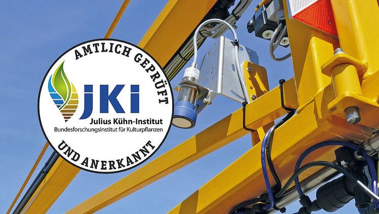 Symbolbild/Collage zeigt Teil der Anwendungstechnik und ein JKI-Prüfsiegel, wie es 2025 vergeben wurde. Bild: © A. Herbst/JKI. 