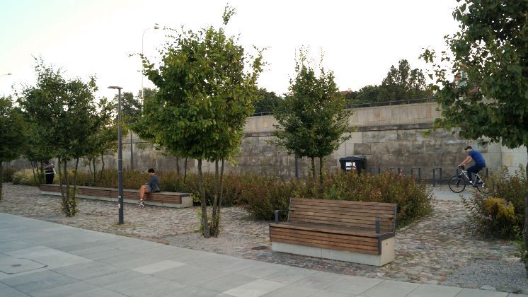 Besonders problematisch ist der Einsatz von Streusalz auf Gehwegen, weil die Salzlauge direkt in den Wurzelbereich der Bäume abfließt. Bild: GABOT.