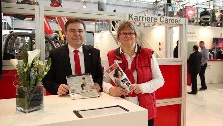 Top Karrierechancen bei Weidemann – das freut den Kaufmännischen Geschäftsführer Bernd Apfelbeck und die Leitung Human Resources Angela Stöcker. Bild: Weidemann.