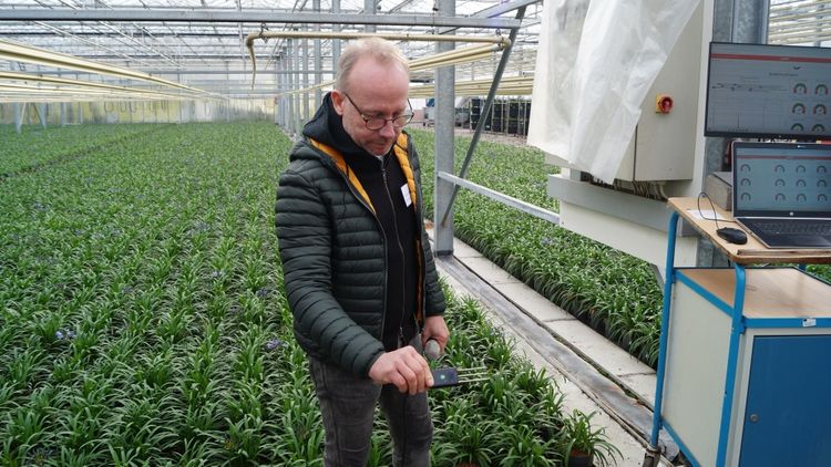 Thomas Viehweg erklärt den Einsatz der Sensoren. Bild: GABOT.