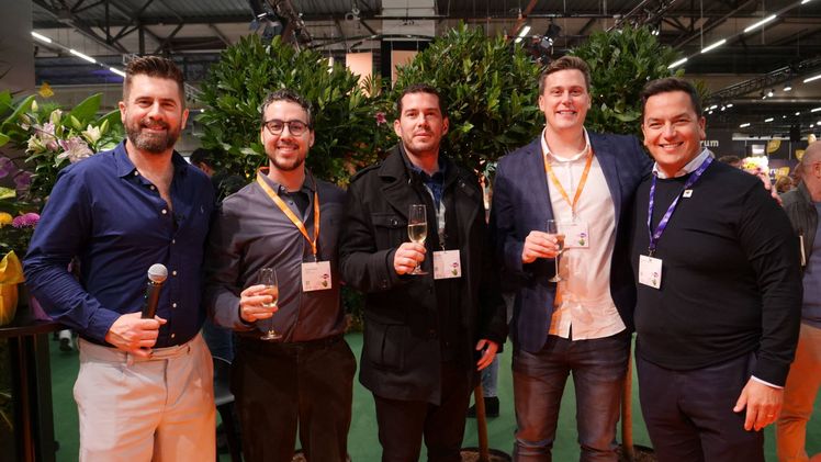 Die Finalisten des AIPH Young International Grower of the Year 2025 eingerahmt von Michael Perry (links) und AIPH-Präsident Leonardo Capitanio (rechts). Bild: AIPH.