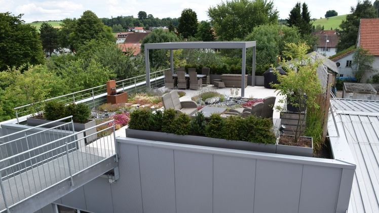 Wer einen Dachgarten hat, möchte ihn in den Sommermonaten nicht missen. In der warmen Jahreszeit ist ein himmelnaher Freisitz der schiere Luxus. Foto: BuGG. 