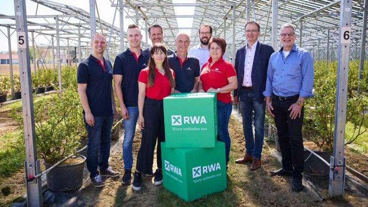 Heidelbeeren unter Photovoltaik: Das Projektteam bei der Eröffnung (Markus Wurzer, Dominik Wurzer, Klemens Neubauer/RWA, Karin Wurzer, Leo Wurzer, Maria Wurzer, Sebastian Geer/ RWA, Oliver Eisenhöld/ RWA, Oliver Eisenhöld /RWA, Bernd Raudschus, DMEGC Solar. Bild: © RWA.