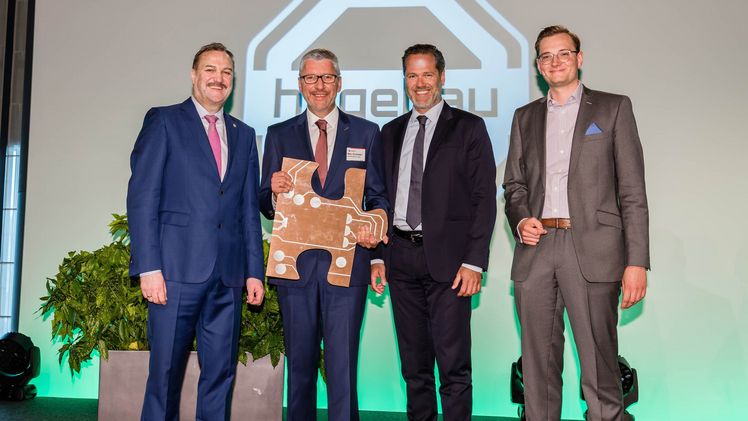 Glücklicher Gewinner: Marc Schneider (2.v.l.) nimmt stellvertretend für das gesamte Team "Der #Sahlmän" den ersten hagebau Innovationspreis entgegen. Mit ihm freuen sich die Mitglieder der Jury: Johannes M. Schuller, Robert Grieshofer und Fabian Ketz (v.l.n.r.). Bild: hagebau/Kirsten Nijhof.