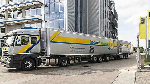 Lang-LKW vor dem EDEKA-Verwaltungsgebäude in Gaimersheim. Bild: EDEKA Südbayern.