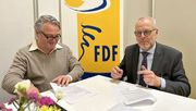 Stefan Gegg und Klaus Götz unterzeichnen den Vertrag über die gemeinsame Durchführung der DMF. Bild: FDF.