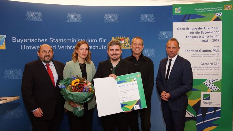 Thorsten Glauber hat die Urkunden für die Austragung der Bayerischen Landesgartenschauen offiziell überreicht und die Siegerkonzepte der fünf Städte vorgestellt. Bild: StMUV.