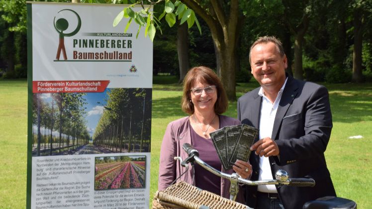 Die Veranstaltungsreihe "Kulturlandschaft erleben!" im Kreis Pinneberg wird fortgesetzt:  Dr. Frank Schoppa, Vorsitzender des Fördervereins Kulturlandschaft Pinneberger Baumschulland (re.) präsentierte zusammen mit Vorstandsmitglied und Pinnebergs Bürgermeisterin Urte Steinberg die vier geführten Routen durch die Kulturlandschaft, die unter anderem auch im aktuellen Flyer vorgestellt werden. Bild: Martina Schneekloth, Förderverein Kulturlandschaft Pinneberger Baumschulland, FVKLPIBSL.