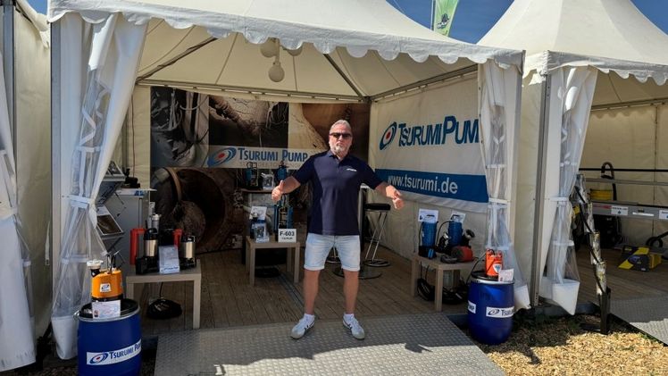 Empfing Anwender mit offenen Armen und blieb keine Antwort schuldig: Pumpenexperte Sven Klauss vom Aussteller Tsurumi gut gelaunt zu Messebeginn am Stand. Bild: Tsurumi. 