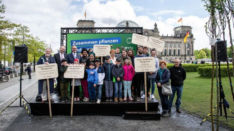 BVEO und DRV gemeinsam mit allen Spendenempfängern auf der Bühne. Bild: drv. BVEO und DRV gemeinsam mit allen Spendenempfängern auf der Bühne. Bild: drv.