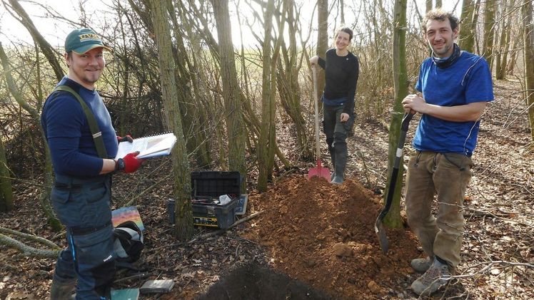 Bodenuntersuchungen des Thünen-Teams bei Lauenhain, Sachsen. Bild: Thünen-Institut/Roland Prietz.  Bodenuntersuchungen des Thünen-Teams bei Lauenhain, Sachsen. Bild: Thünen-Institut/Roland Prietz.